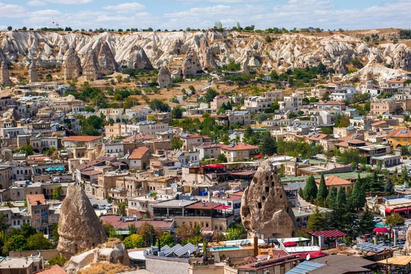 Capadocia Neevehir トルコ 2021 市内中心部の写真 妖精の煙突 自然火山石や古い石造りの家を形成した トップビュー — ストック写真