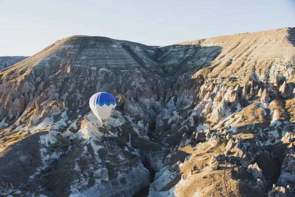 Kapadokya, Nevsehir, Türkiye-Eylül-2021: Mavi gökyüzü ve sıcak hava balonları. Peri bacaları. Süper manzara. Türkiye 'de 