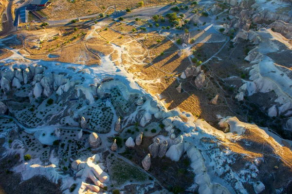 Kapadokya, Nevsehir, Türkiye-Eylül-2021: Sıcak hava balonundan alınan peri bacalarının fotoğrafı. Türkiye 'de 