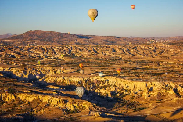 Kapadokya, Nevsehir, Türkiye-Eylül-2021: Mavi gökyüzü ve sıcak hava balonları. Peri bacaları. Süper manzara. Türkiye 'de 
