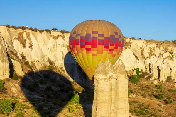 Kapadokya, Nevsehir, Türkiye-Eylül-2021: Mavi gökyüzü ve sıcak hava balonları. Peri bacaları. Türkiye 'de 