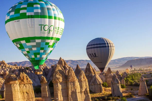 Kapadokya, Nevsehir, Türkiye-Eylül-2021: Mavi gökyüzü ve sıcak hava balonları. Peri bacaları. Türkiye 'de 