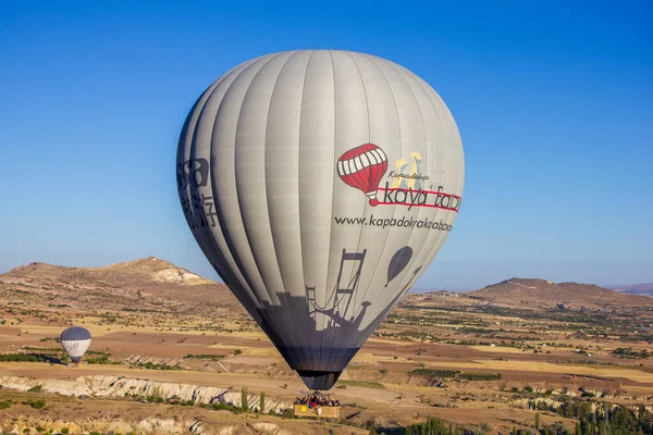Kapadokya, Nevsehir, Türkiye-Eylül-2021: Mavi gökyüzü ve sıcak hava balonları. Türkiye 'de 