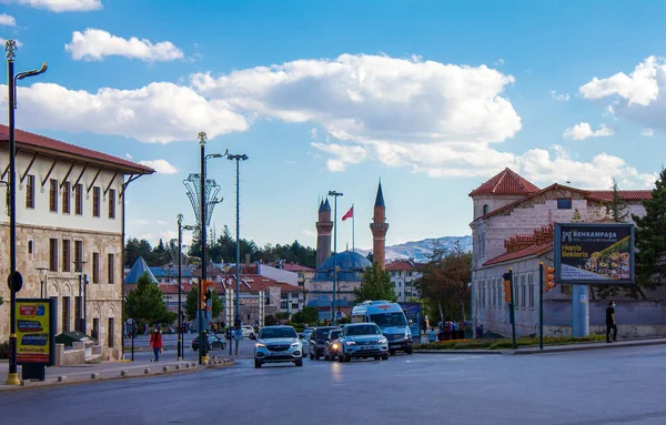 土耳其锡瓦斯市中心 2021年9月至9月 城市广场的交通 公共交通和私人车辆 历史清真寺 蓝天白云 — 图库照片