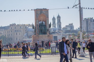 Beyolu, İstanbul, Türkiye-Ekim-Cumartesi-2021: Taksim Meydanı 'ndaki tarihi eser. Yürüyen insanlar ve eski binalar