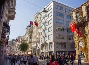 Taksim, İstanbul, Türkiye-Ekim-Cumartesi-2021: Ünlü istiklal Caddesi 'nde yürüyen insanlar. Alışveriş merkezleri, tarihi binalar ve tren rayları