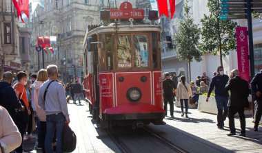 Taksim, İstanbul, Türkiye-Ekim-Cumartesi-2021: Istiklal Caddesi 'ndeki insanlar tarihi tramvaya biniyor.