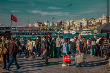 Eminonu, İstanbul, Türkiye-Ekim-Cumartesi-2021: Bulutlu hava, yürüyen insanlar. Balık ve ekmek buharı ve Boğaz manzarası.