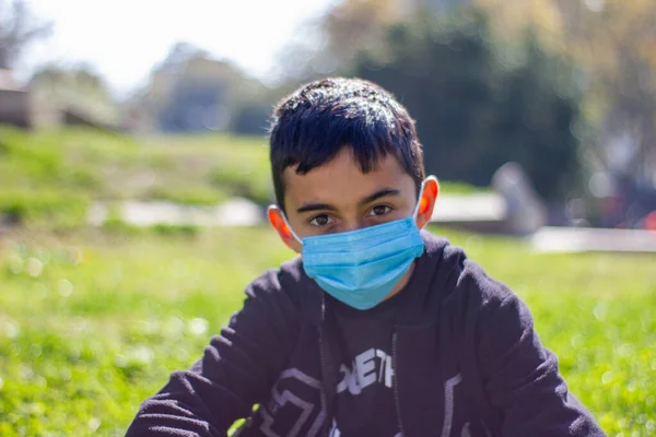 Έννοια Του Ευτυχισμένου Αγοριού Που Φοράει Μάσκα Προσώπου Μελαχρινό Αγόρι — Φωτογραφία Αρχείου