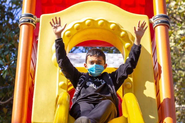 Parktaki Maskeli Çocuk Siyah Kapüşonlu Mavi Maskeli Esmer Çocuk Elini — Stok fotoğraf