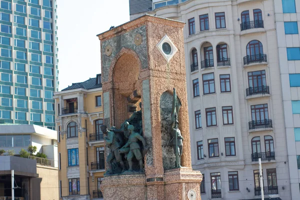 Fatih, İstanbul, Türkiye-Ekim-Cumartesi-2021: Yuvarlak süslemeli kahverengi bir kilise. Haç işareti
