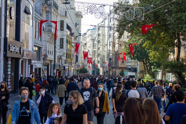 Taksim, İstanbul, Türkiye-Ekim-Cumartesi-2021: Ünlü istiklal Caddesi 'nde yürüyen insanlar. Alışveriş merkezleri, tarihi binalar ve tren rayları
