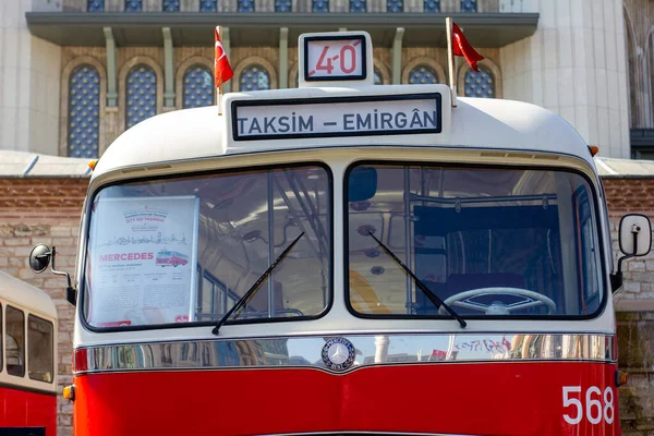 Beyolu, İstanbul, Türkiye-Ekim-Cumartesi-2021: Taksim Meydanı 'nda tarihi toplu taşıma otobüsü