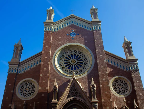Fatih, İstanbul, Türkiye-Ekim-Cumartesi-2021: Yuvarlak süslemeli kahverengi bir kilise. Haç işareti