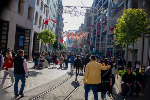 Taksim, İstanbul, Türkiye-Ekim-Cumartesi-2021: Ünlü istiklal Caddesi 'nde yürüyen insanlar. Alışveriş merkezleri, tarihi binalar ve tren rayları