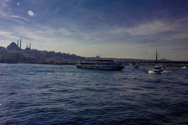 Eminonu Istanbul Turecko Říjen Sobota 2021 Malá Loď Pohybující Moři — Stock fotografie