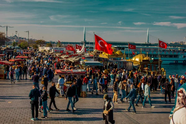 Eminonu, İstanbul, Türkiye-Ekim-Cumartesi-2021: Bulutlu hava, yürüyen insanlar. Balık ve ekmek buharı ve Boğaz manzarası.
