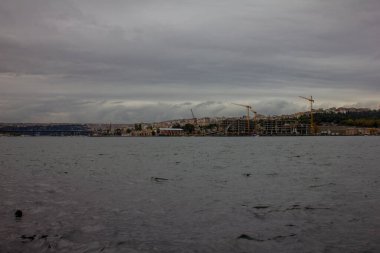 Balat, Fatih, İstanbul, Türkiye-Ekim-Cumartesi-2021: Yağmurlu hava. Balat bölgesi, renkli ve eski evleriyle ünlüdür. Sahilden şehir manzarası