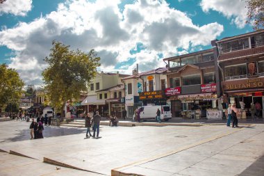 Eyup, İstanbul, Türkiye-Ekim-Çarşamba-2021: Eyup Sultan Meydanı. Yürüyen insanlar ve turist dükkanları