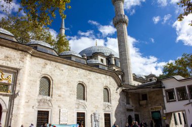 Eyp, İstanbul, Türkiye-Ekim-Çarşamba-2021: Eyp Sultan Camisi ve ibadet edenler. Türkçede 