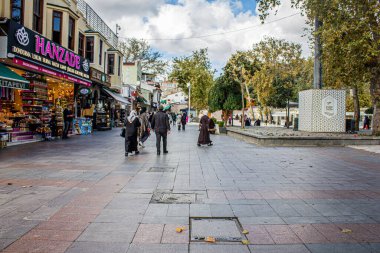 Eyup, İstanbul, Türkiye-Ekim-Çarşamba-2021: Eyup Sultan Meydanı. Yürüyen insanlar ve turist dükkanları