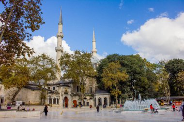 Eyp, İstanbul, Türkiye-Ekim-Çarşamba-2021: Eyp Sultan Camisi ve ibadet edenler. Türkçede 
