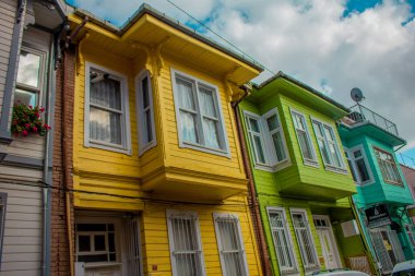 Balat, İstanbul, Türkiye-Ekim-Çarşamba-2021: Fatih ilçesindeki tarihi caddenin manzarası. Renkli Balat evleri