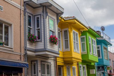 Balat, İstanbul, Türkiye-Ekim-Çarşamba-2021: Fatih ilçesindeki tarihi caddenin manzarası. Renkli Balat evleri