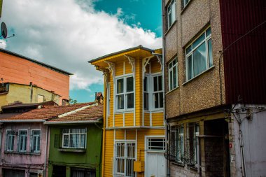 Balat, İstanbul, Türkiye-Ekim-Çarşamba-2021: Fatih ilçesindeki tarihi caddenin manzarası. Renkli Balat evleri