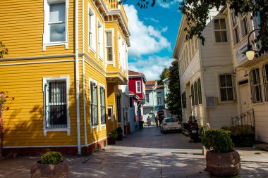 Eyup, İstanbul, Türkiye-Ekim-Çarşamba-2021: Eyup Sultan 'da renkli tarihi binaların bulunduğu bir sokak. Yürüyen insanlar