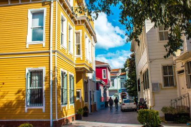 Eyup, İstanbul, Türkiye-Ekim-Çarşamba-2021: Eyup Sultan 'da renkli tarihi binaların bulunduğu bir sokak. Yürüyen insanlar