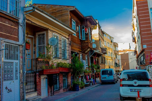 Fatih, İstanbul, Türkiye-Ekim-Cumartesi-2021: Cibali mahallesinde ahşap bir ev. Etrafı çiçeklerle çevrili..