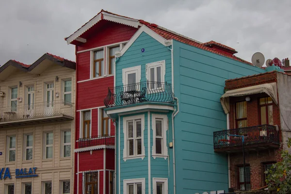 Balat, Fatih, İstanbul, Türkiye-Ekim-Cumartesi-2021: Bulutlu hava. Balat bölgesi, renkli ve eski evleriyle ünlüdür. Mavi ve kırmızı tarihi binalar