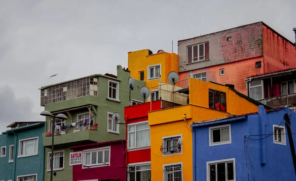 Balat, Fatih, İstanbul, Türkiye-Ekim-Cumartesi-2021: Bulutlu hava. Balat bölgesi, renkli ve eski evleriyle ünlüdür. Mavi, sarı ve kırmızı tarihi binalar