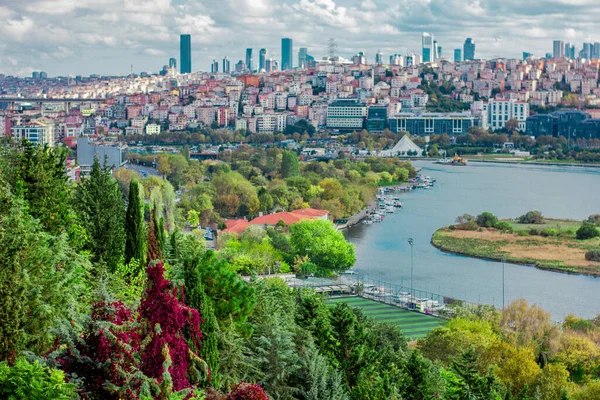 Eyp, İstanbul, Türkiye-Ekim-Çarşamba-2021: Altın Boynuz manzarası. Pierre Loti Hill 'den şehir manzarası. Üst görünüm