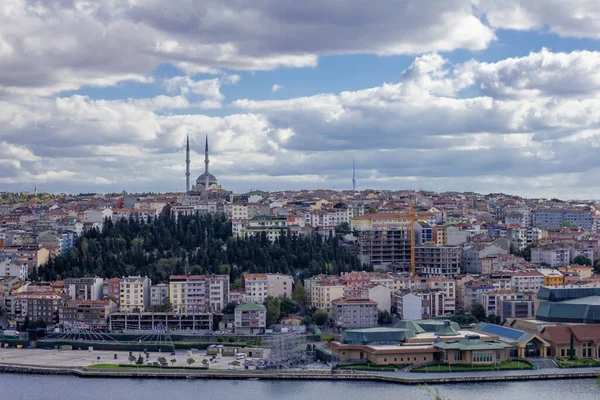 Eyp, İstanbul, Türkiye-Ekim-Çarşamba-2021: Altın Boynuz manzarası. Pierre Loti Hill 'den şehir manzarası. Üst görünüm