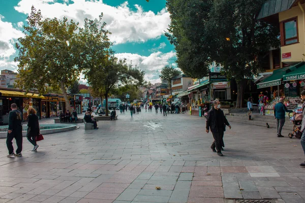 Eyup, İstanbul, Türkiye-Ekim-Çarşamba-2021: Eyup Sultan Meydanı. Yürüyen insanlar ve turist dükkanları