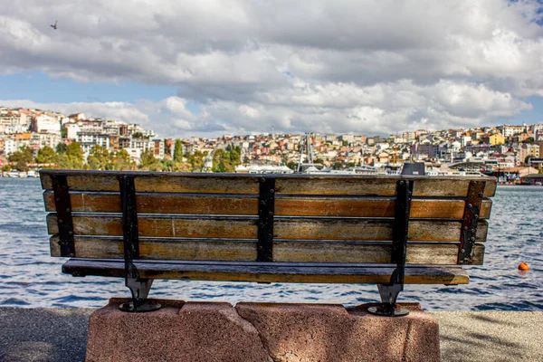 Fatih Istanbul Turecko Říjen Středa 2021 Prázdná Lavička Šedé Mraky — Stock fotografie