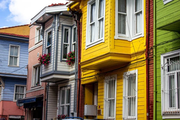 Balat, İstanbul, Türkiye-Ekim-Çarşamba-2021: Fatih ilçesindeki tarihi caddenin manzarası. Renkli Balat evleri