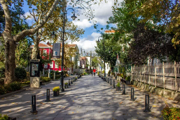 Eyup, İstanbul, Türkiye-Ekim-Çarşamba-2021: Eyp Sultan 'da ağaçlandırılmış bir yol. Yürüyen aşıklar