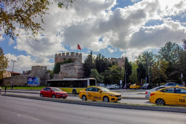 Eyup, İstanbul, Türkiye-Ekim-Çarşamba-2021: Ağır trafik ve Türk bayrağıyla tarihi şato