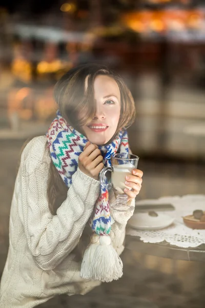 Café stad vrouw koffie drinken — Stockfoto