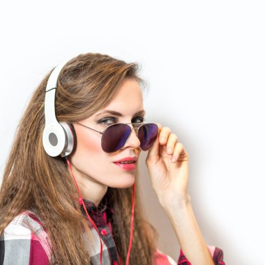 Kulaklıklı kadın müzik dinliyor.