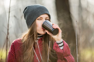 sıcak içecek fincan açık tutan genç kadın