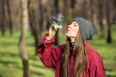 genç kadın üfleme kabarcıklar açık havada