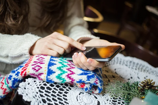 Vrouw met behulp van mobiele slimme telefoon — Stockfoto