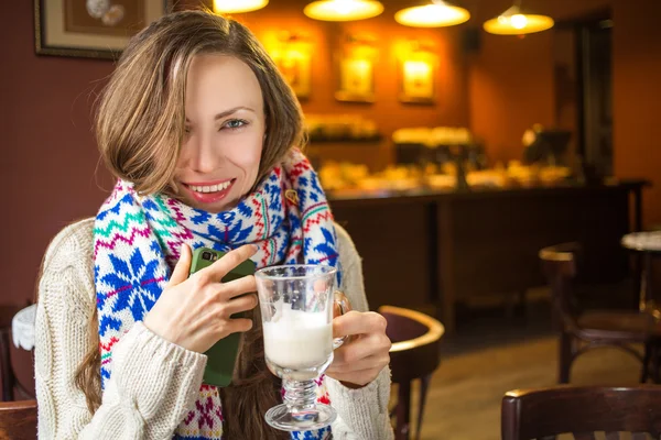 Mulher bebendo café em um café — Fotografia de Stock