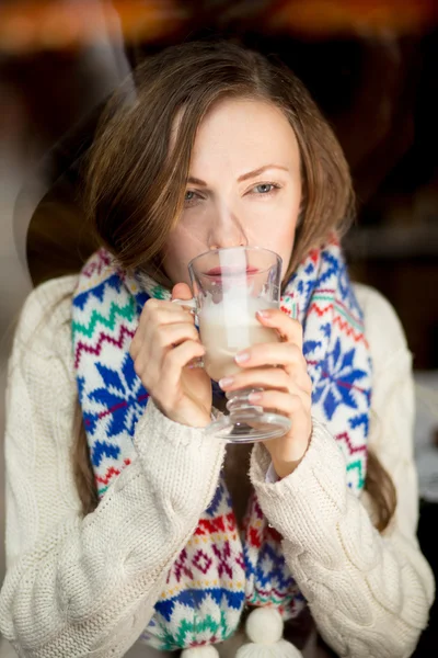 Donna che beve caffè in un caffè — Foto Stock