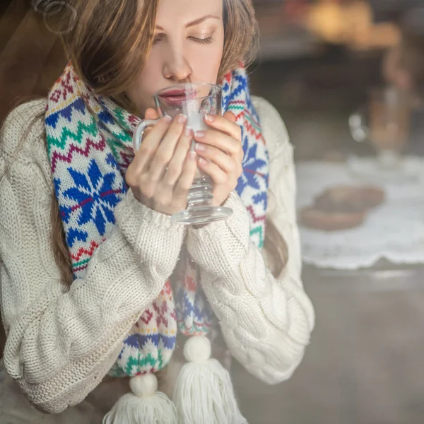 Donna che beve caffè in un caffè — Foto Stock