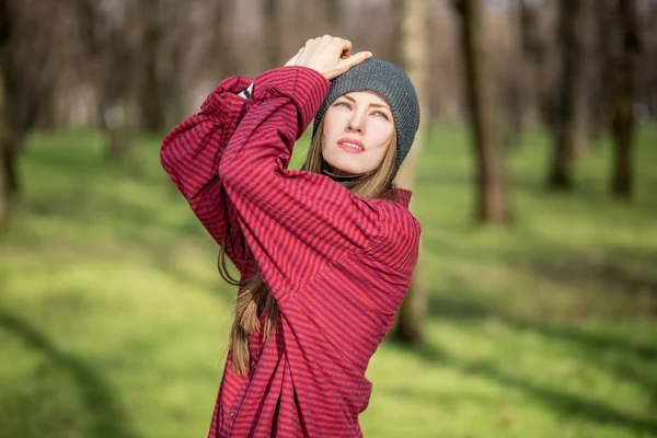 Junge Frau genießt den Frühling im Freien — Stockfoto